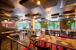Sala della PizzeriLuna Rossa con pannelli fonoassorbenti a soffitto installati da 2B Resine per migliorare il comfort acustico.