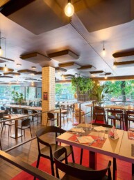 Sala della PizzeriLuna Rossa con pannelli fonoassorbenti a soffitto installati da 2B Resine per migliorare il comfort acustico.