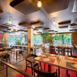 Sala della PizzeriLuna Rossa con pannelli fonoassorbenti a soffitto installati da 2B Resine per migliorare il comfort acustico.