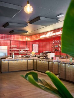 Dettaglio del bancone bar della Pizzeria Luna Rossa con pannelli fonoassorbenti a soffitto installati da 2B Resine