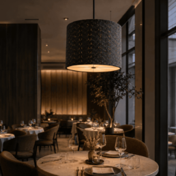 Lampada acustica in feltro PET installata in un ristorante moderno per migliorare il comfort acustico e ridurre il riverbero.