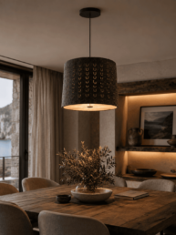 Lampada acustica in feltro PET installata in un living moderno per ridurre il riverbero e migliorare il comfort acustico.