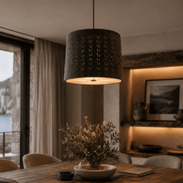 Lampada acustica in feltro PET installata in un living moderno per ridurre il riverbero e migliorare il comfort acustico.