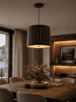 Lampada acustica in feltro PET installata in un living moderno per ridurre il riverbero e migliorare il comfort acustico.