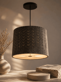 Lampada acustica in feltro PET installata in un living per migliorare il comfort acustico.