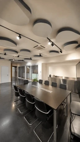 Pannelli fonoassorbenti sagomati a soffitto in una sala riunioni moderna
